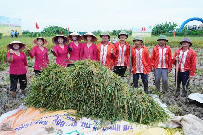 Các đội hoàn thành cuộc thi, chờ công bố kết quả từ Ban tổ chức. Dù cho kết quả thế nào thì các đội tham gia thi gặt lúa vẫn rất phấn khởi và hào hứng bởi họ tự hào về thành quả và công sức lao động của đội mình.