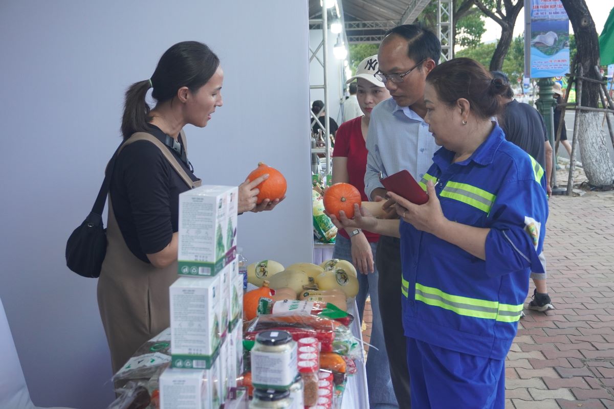 Các sản phẩm OCOP được trưng bày tại Phiên chợ. Ảnh: Văn Trực