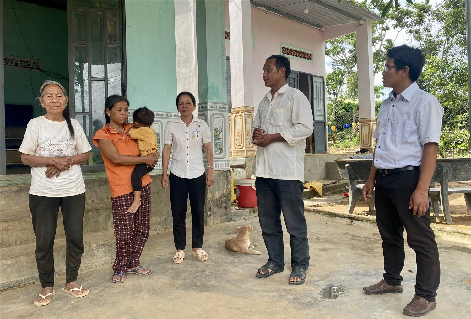 Ông A Hlai (thứ hai từ phải sang), già làng thôn Kon Tu Jốp 1, xã Pô Kô tuyên truyền, vận động người dân chăm lo phát triển kinh tế và xây dựng khối đại đoàn kết các dân tộc