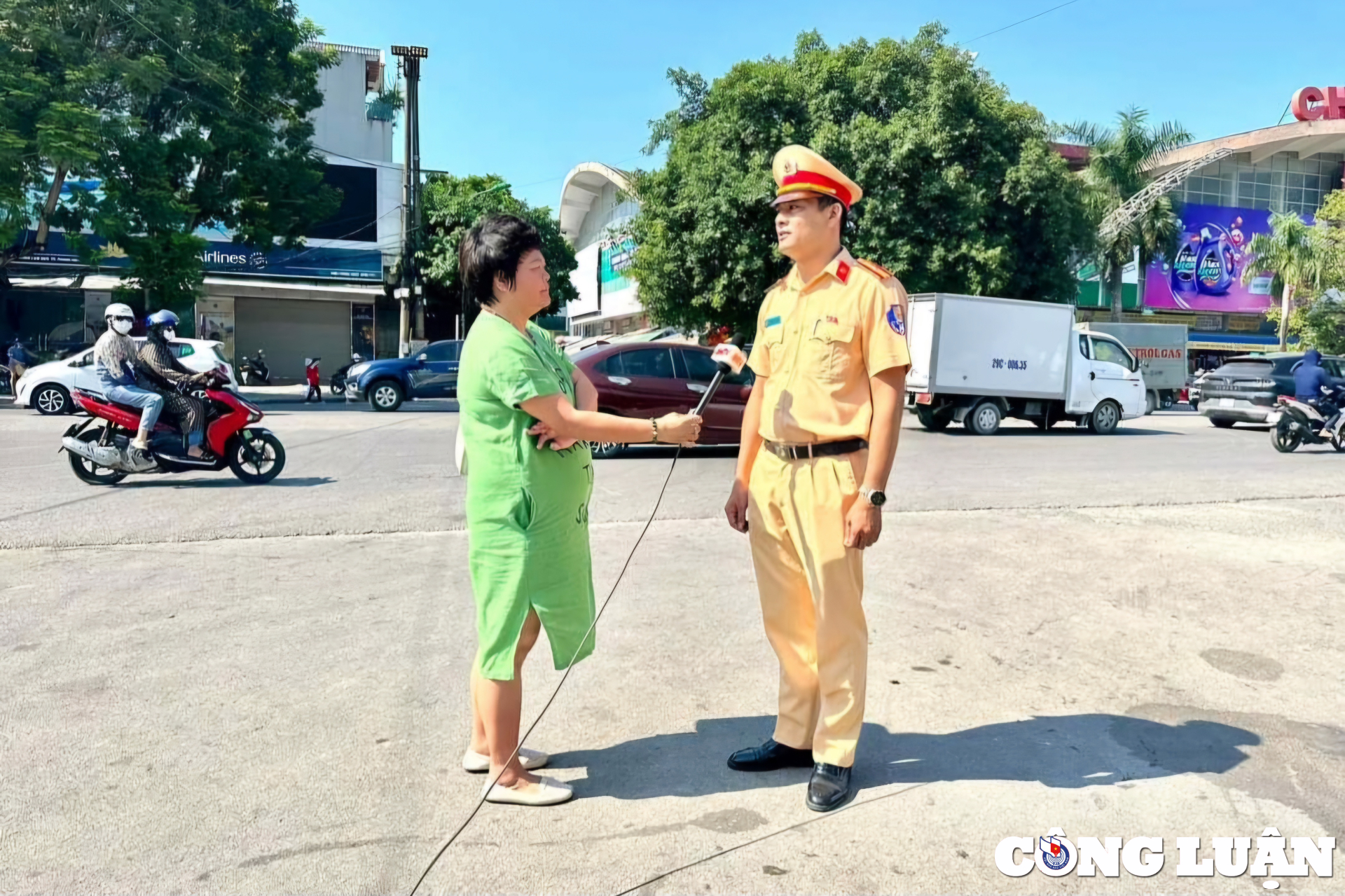 nguoi trung ta cong an nang long voi nghe bao hinh 3