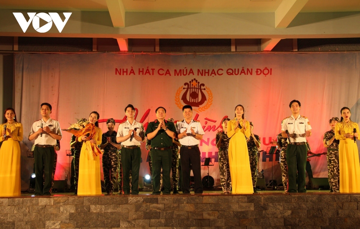 cac nghe si nha hat ca mua nhac quan doi hat cung nhung nguoi linh bien hinh anh 2