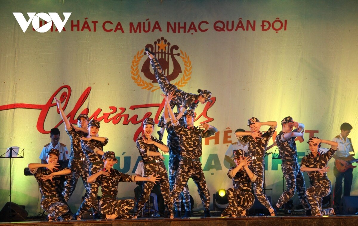 cac nghe si nha hat ca mua nhac quan doi hat cung nhung nguoi linh bien hinh anh 3