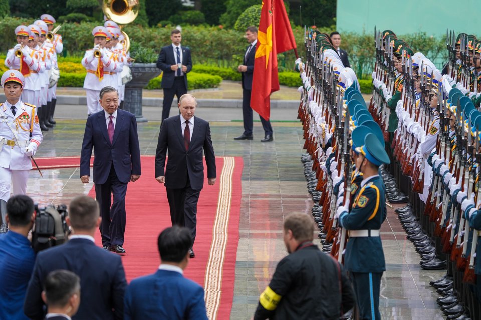 Chủ tịch nước Tô Lâm, Tổng thống Nga Vladimir Putin duyệt đội danh dự Quân đội Nhân dân Việt Nam. Ảnh: Khánh Huy