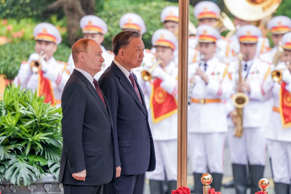 Chủ tịch nước Tô Lâm và Tổng thống Liên bang Nga Vladimir Putin trên bục danh dự, nghe quân nhạc cử Quốc thiều hai nước. Ảnh: Khánh Huy