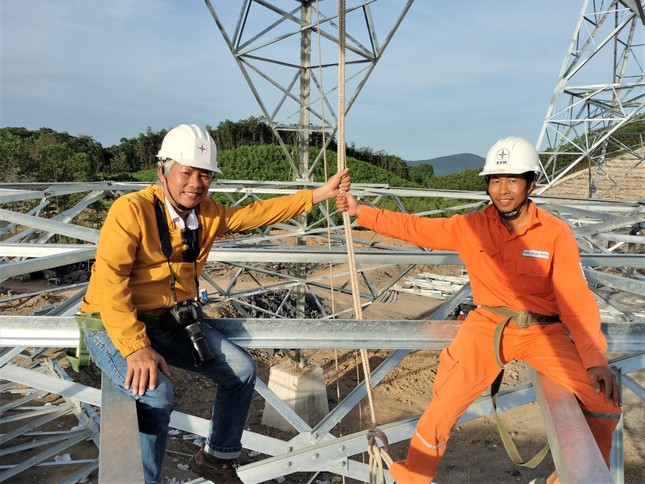 Miệt mài lao động trên 'chảo lửa' công trường đường dây 500kV mạch 3 ảnh 3