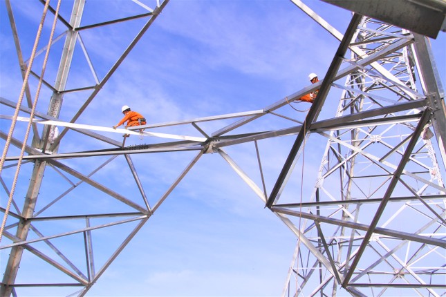 Miệt mài lao động trên 'chảo lửa' công trường đường dây 500kV mạch 3 ảnh 5