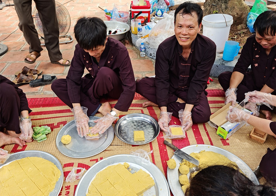 Chè kho nấu xong được đổ ra mâm, cắt thành từng miếng, đóng vào khuôn.