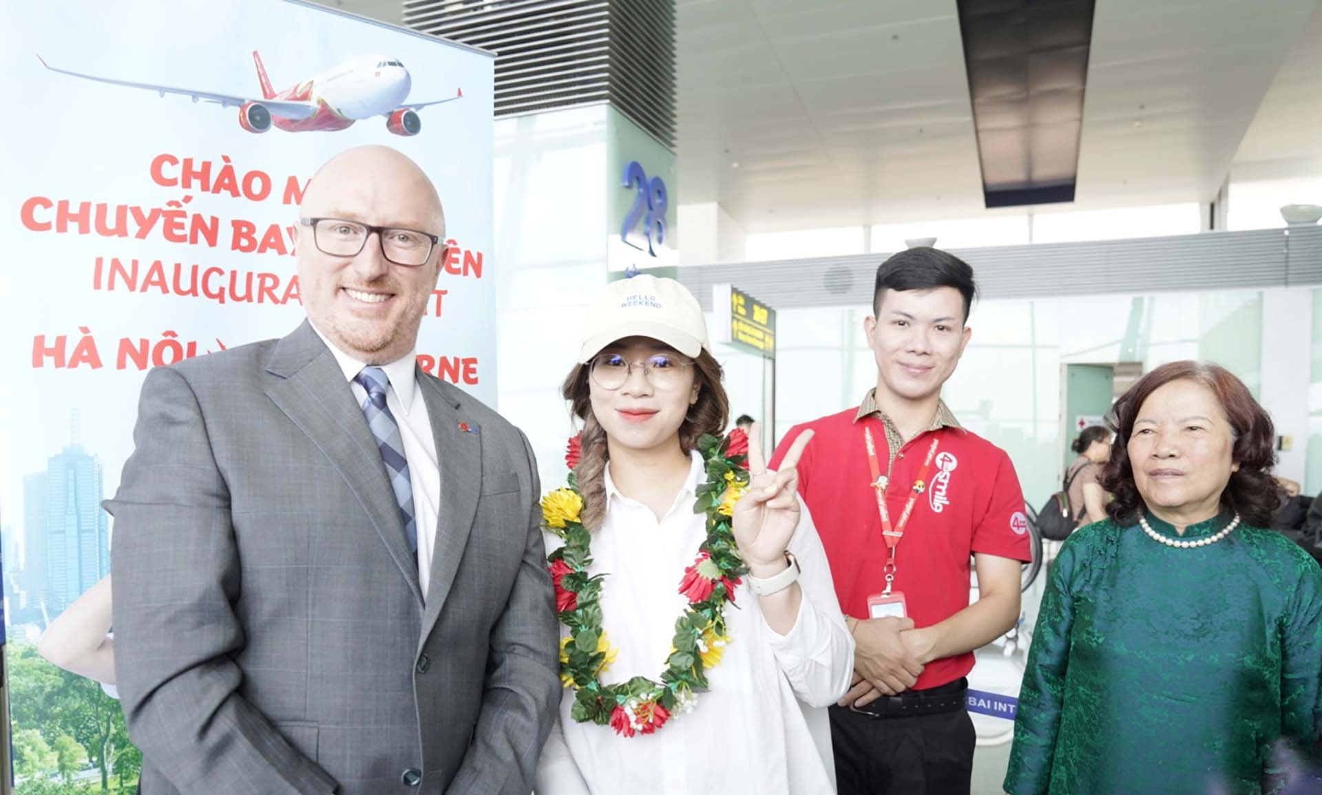 Phó Chủ tịch HĐQT Vietjet Nguyễn Thanh Hà, Quyền Phó Đại sứ Australia tại Việt Nam - Ông Daniel Ross cùng chào đón các hành khách bay từ Hà Nội đến Melbourne