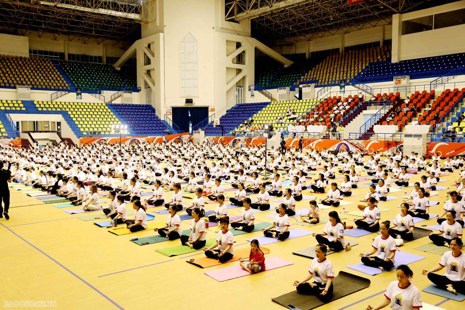 Hàng trăm người tham dự Ngày Quốc tế Yoga lần thứ 10