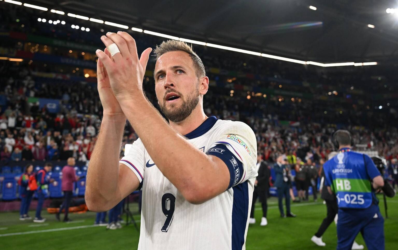 Harry Kane có trận đấu đáng quên trước Serbia.  Ảnh: England Football Team 