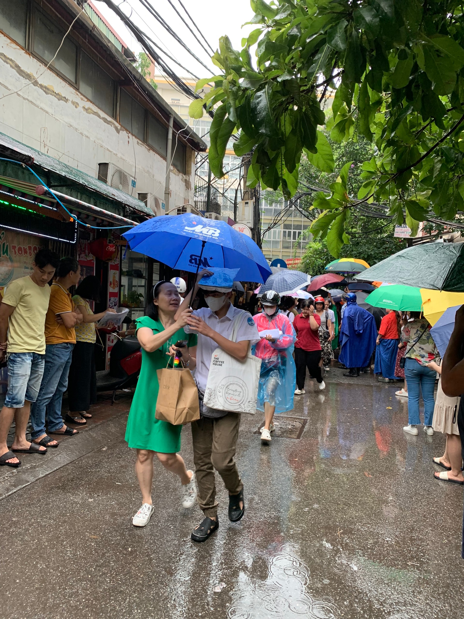 Thi vào 10 tại Hà Nội: Cha mẹ đội mưa chờ đón con hoàn thành xong kỳ thi căng thẳng- Ảnh 9.