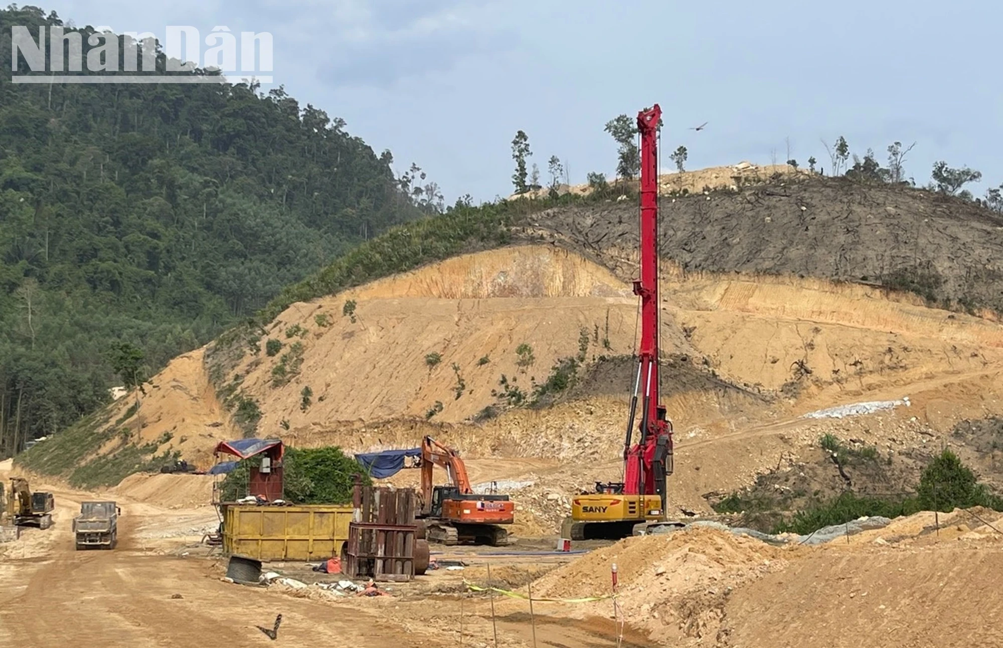 [Ảnh] Ở nơi “thâm sơn cùng cốc” đang làm cao tốc nối rừng và biển ảnh 8