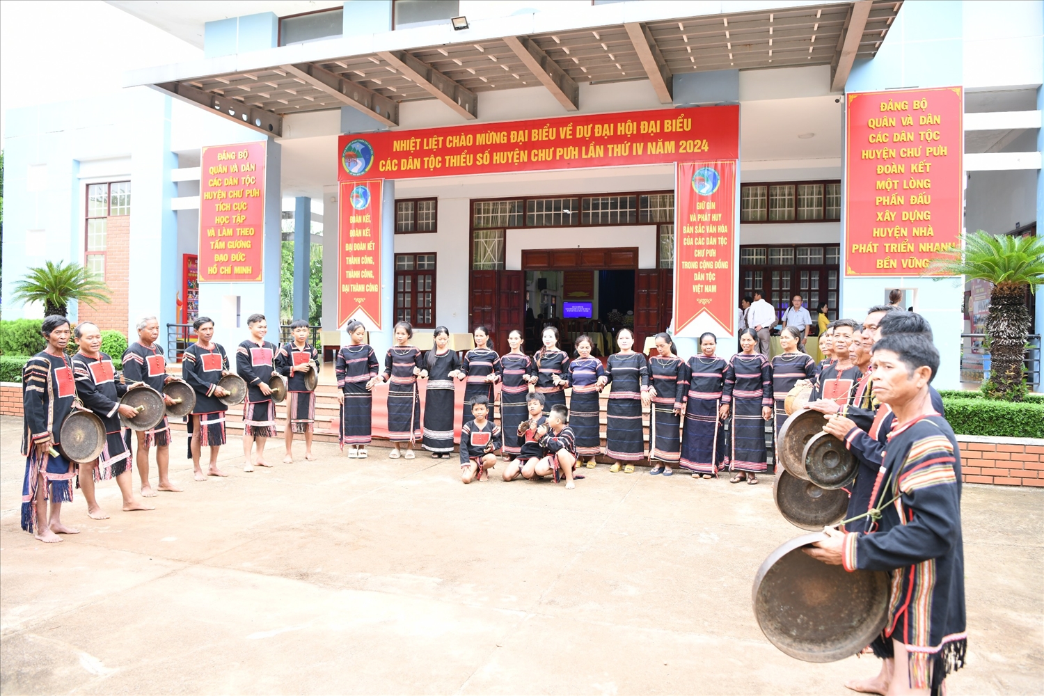 Các thành viên trong Đội cồng chiêng huyện Chư Pưh đón đoàn Đại biểu