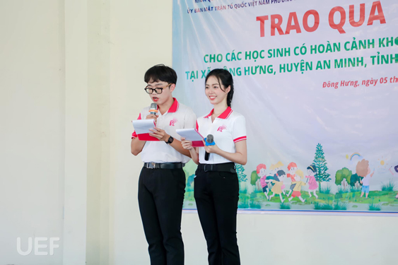 Triệu Nguyên (bìa trái) tin rằng tham gia công tác xã hội là phải chấp nhận vượt qua những khó khăn, tất cả vì mục tiêu chung.