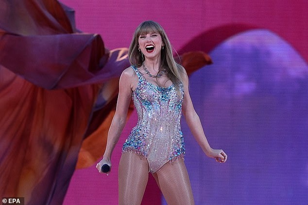 Người hâm mộ giận dữ phá hàng rào tại show Taylor Swift- Ảnh 7.