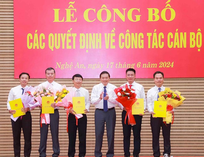 Lãnh đạo UBND tỉnh Nghệ An trao quyết định, tặng hoa chúc mừng 5 cán bộ được điều động, bổ nhiệm. Ảnh: Thành Duy 