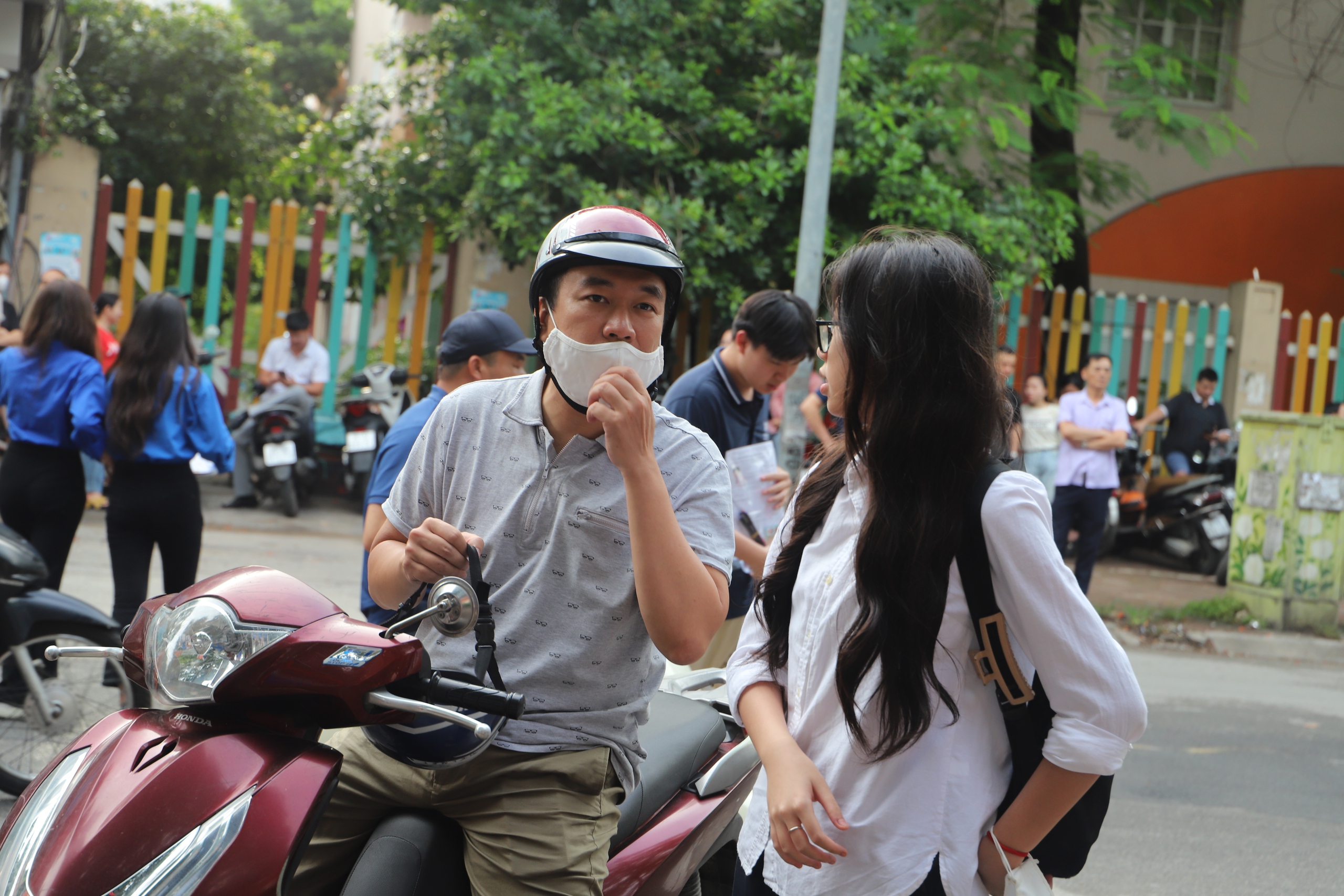 Thi vào 10 Hà Nội: Những hình ảnh yêu thương của bố mẹ dành cho con trong buổi thi đầu tiên- Ảnh 3.