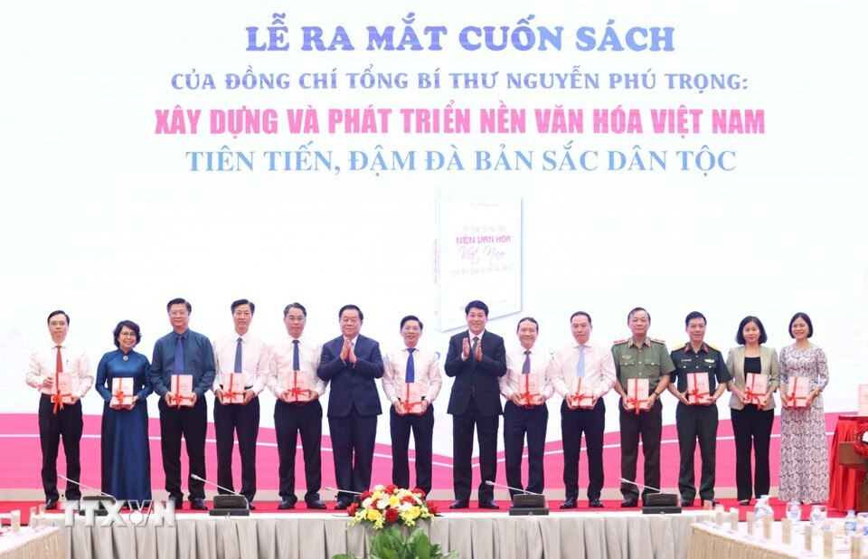 Ông Lương Cường - Ủy viên Bộ Chính trị, Thường trực Ban Bí thư và ông Nguyễn Trọng Nghĩa -Ủy viên Bộ Chính trị, Bí thư Trung ương Đảng, Trưởng Ban Tuyên giáo Trung ương tặng sách cho đại diện các ban Đảng.