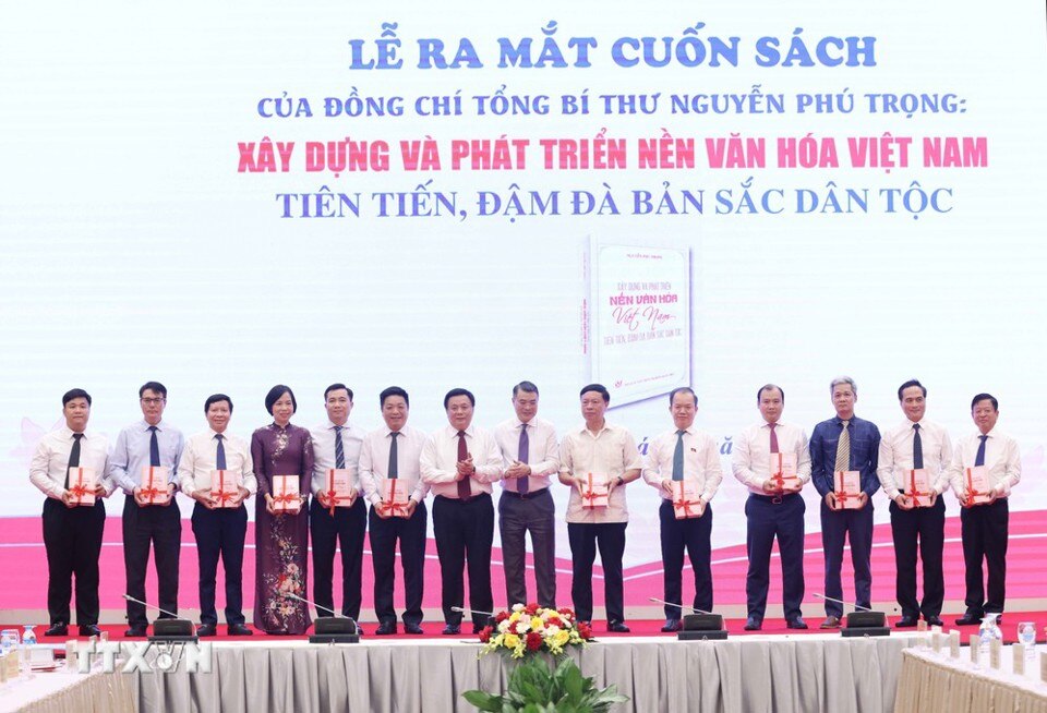 Ông Nguyễn Xuân Thắng -Ủy viên Bộ Chính trị, Giám đốc Học viện Chính trị quốc gia Hồ Chí Minh, Chủ tịch Hội đồng lý luận Trung ương và ông Lê Minh Hưng - Ủy viên Bộ Chính trị, Bí thư Trung ương Đảng, Trưởng Ban Tổ chức Trung ương tặng sách cho lãnh đạo các cơ quan Trung ương.