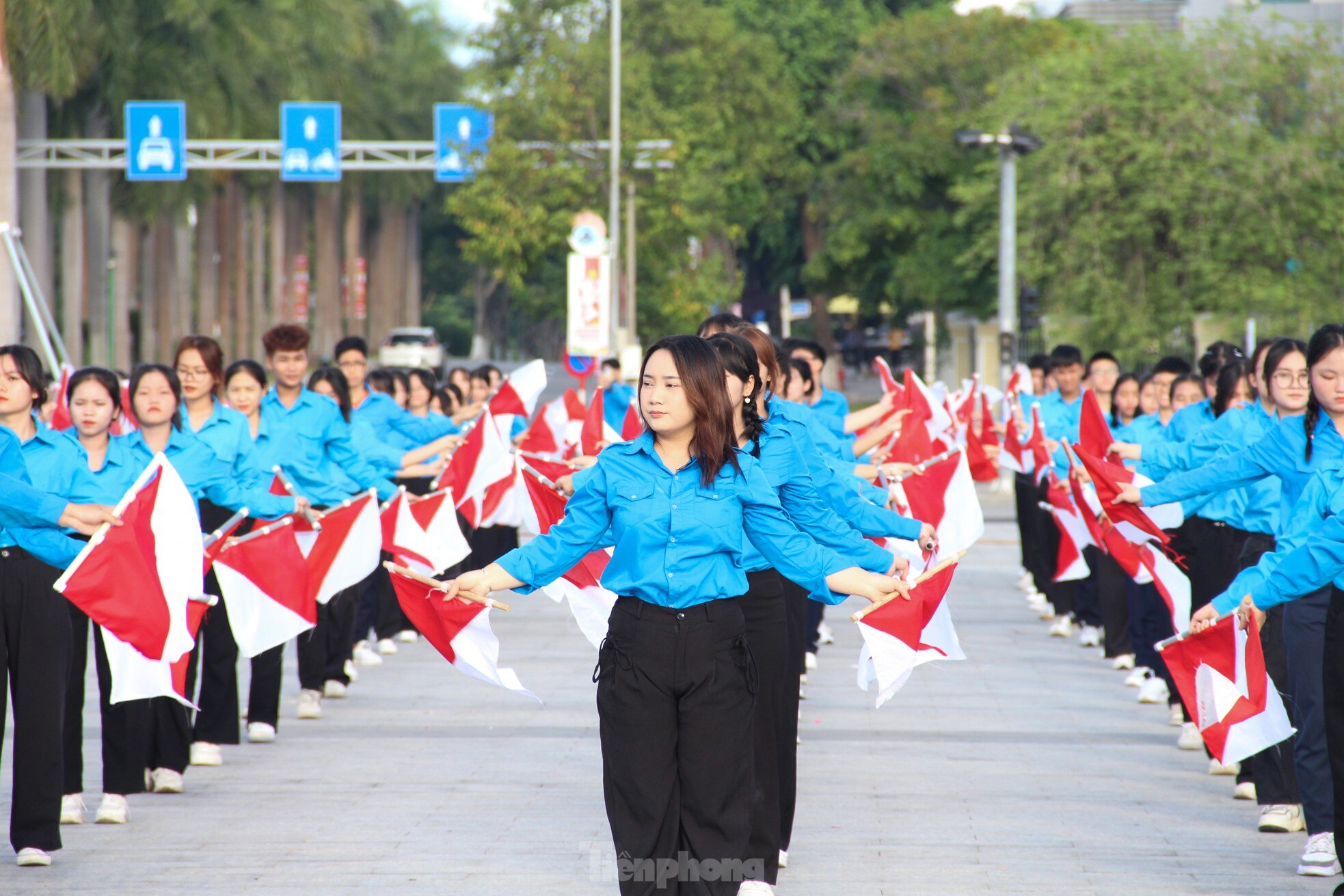 Bạn trẻ Đà Nẵng đồng diễn Semaphore chào mừng Đại hội Hội LHTN TP lần VIII ảnh 8