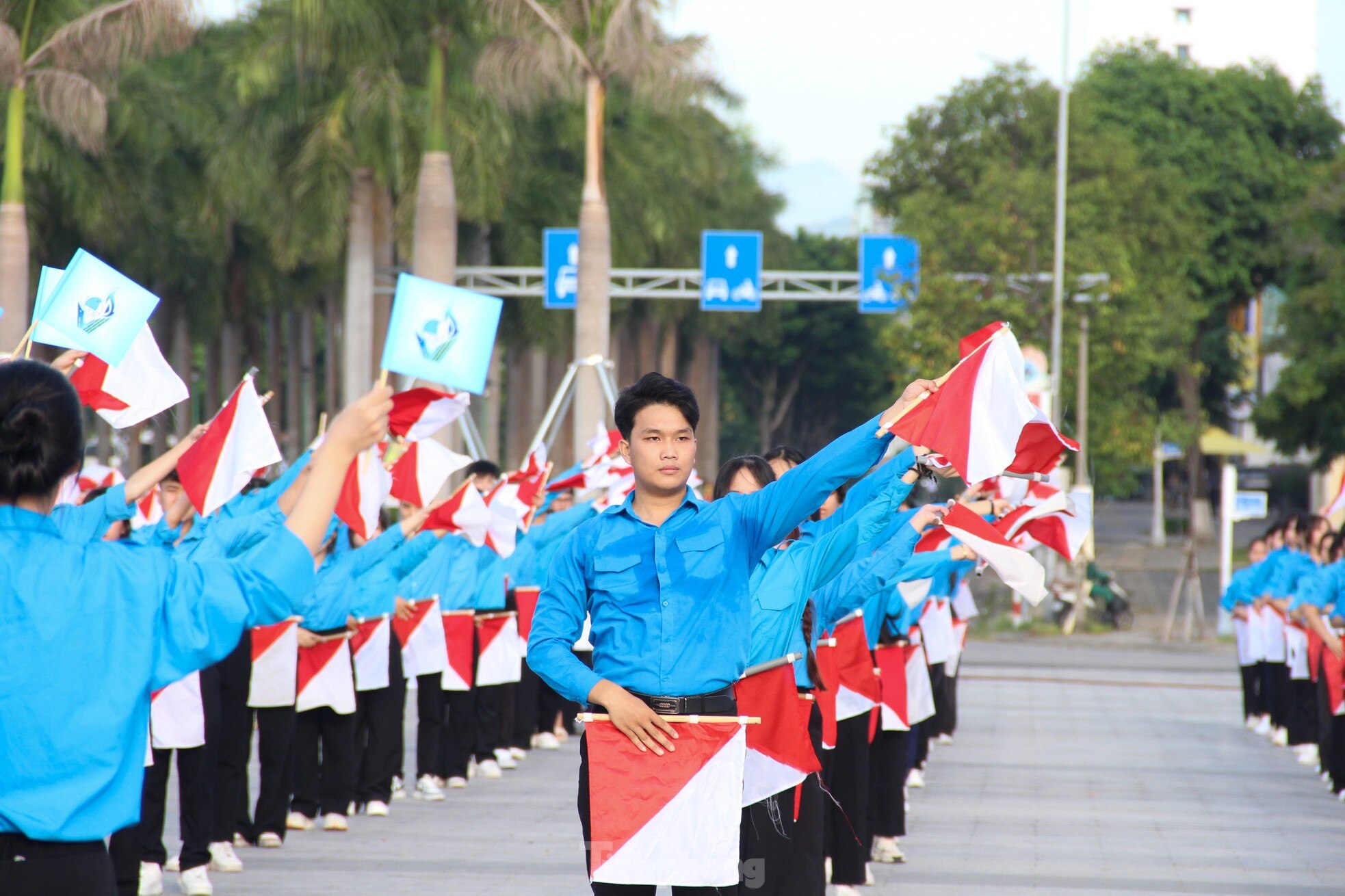 Bạn trẻ Đà Nẵng đồng diễn Semaphore chào mừng Đại hội Hội LHTN TP lần VIII ảnh 9