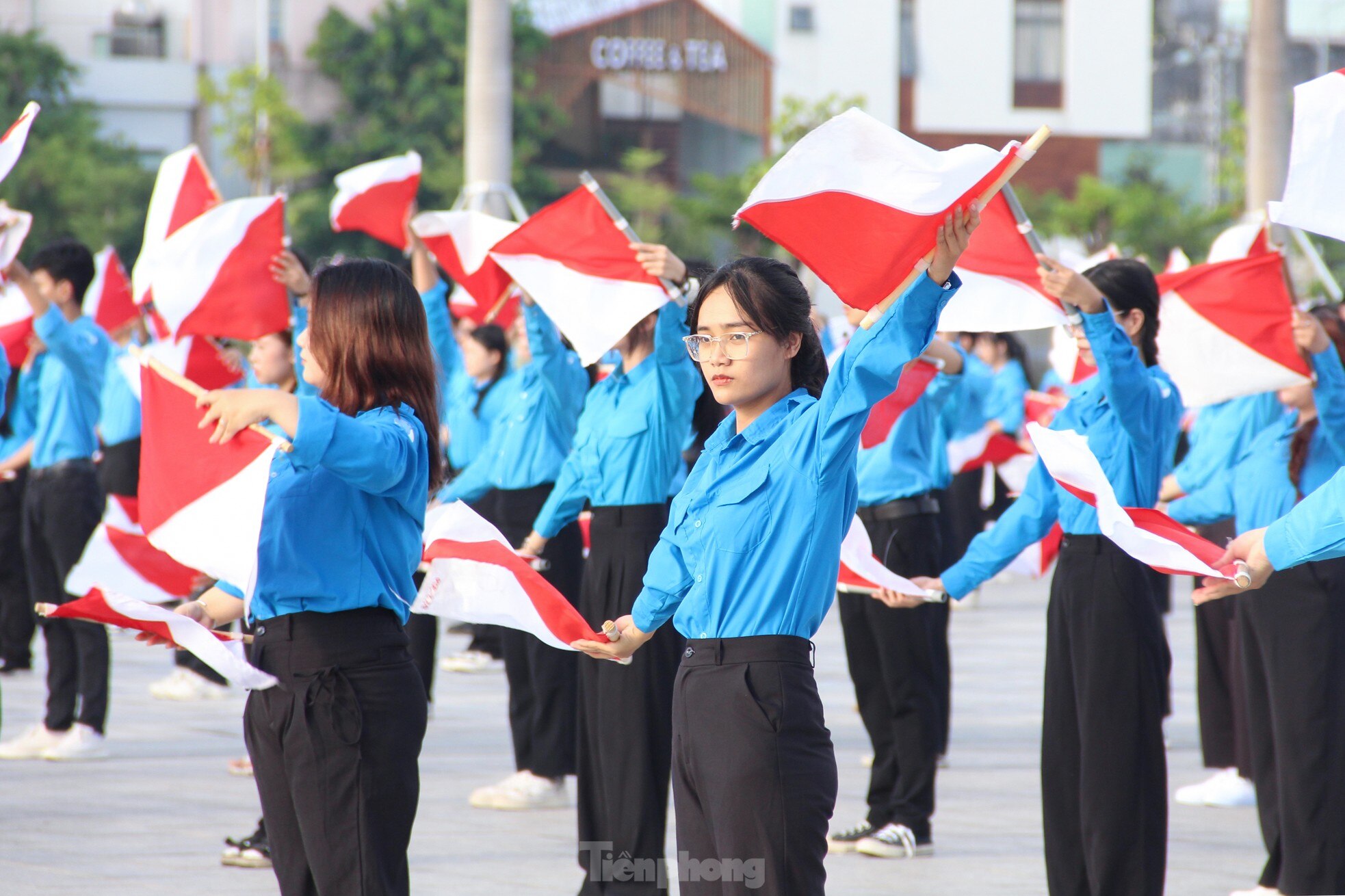 Bạn trẻ Đà Nẵng đồng diễn Semaphore chào mừng Đại hội Hội LHTN TP lần VIII ảnh 10