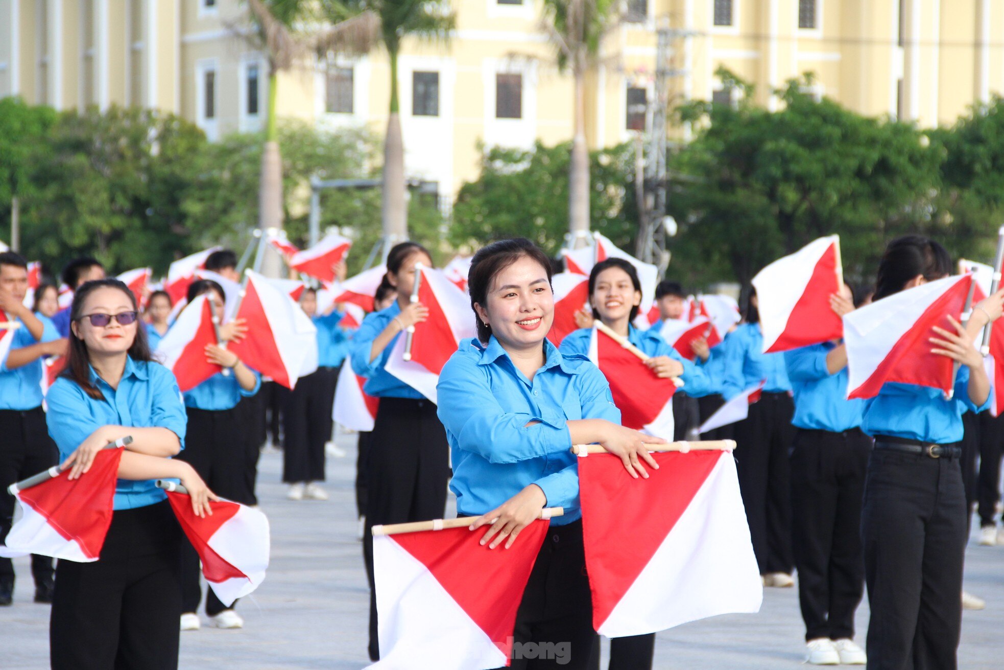 Bạn trẻ Đà Nẵng đồng diễn Semaphore chào mừng Đại hội Hội LHTN TP lần VIII ảnh 11