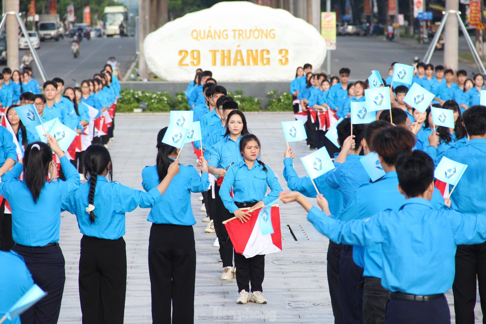 Bạn trẻ Đà Nẵng đồng diễn Semaphore chào mừng Đại hội Hội LHTN TP lần VIII ảnh 12