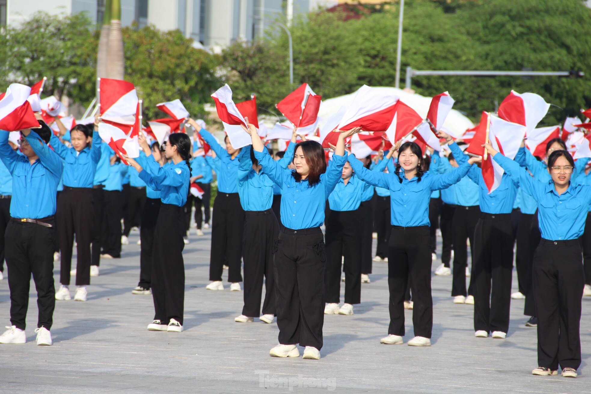 Bạn trẻ Đà Nẵng đồng diễn Semaphore chào mừng Đại hội Hội LHTN TP lần VIII ảnh 15