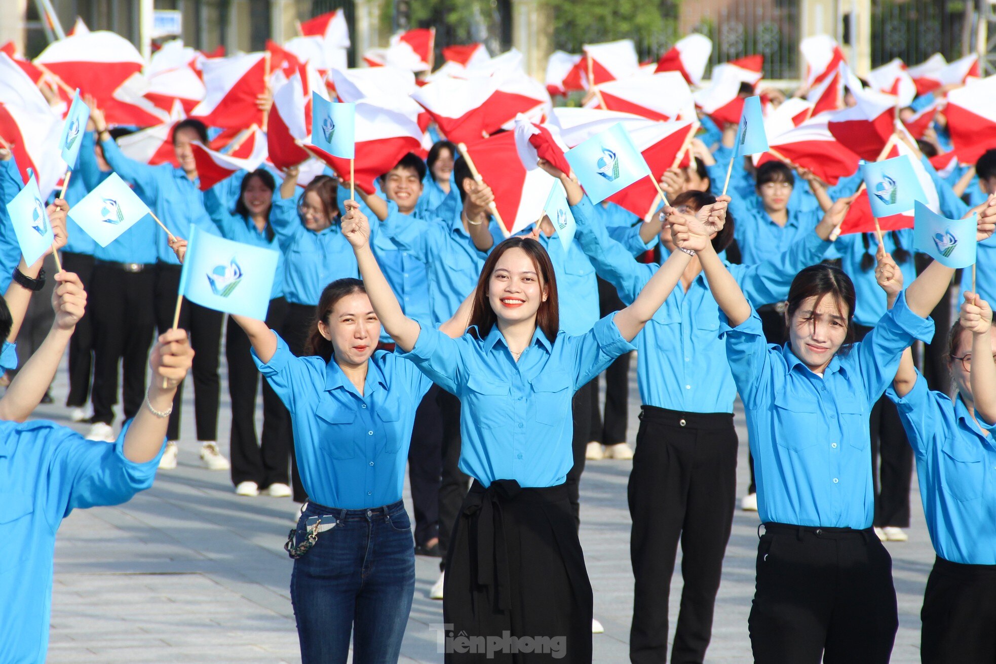 Bạn trẻ Đà Nẵng đồng diễn Semaphore chào mừng Đại hội Hội LHTN TP lần VIII ảnh 16