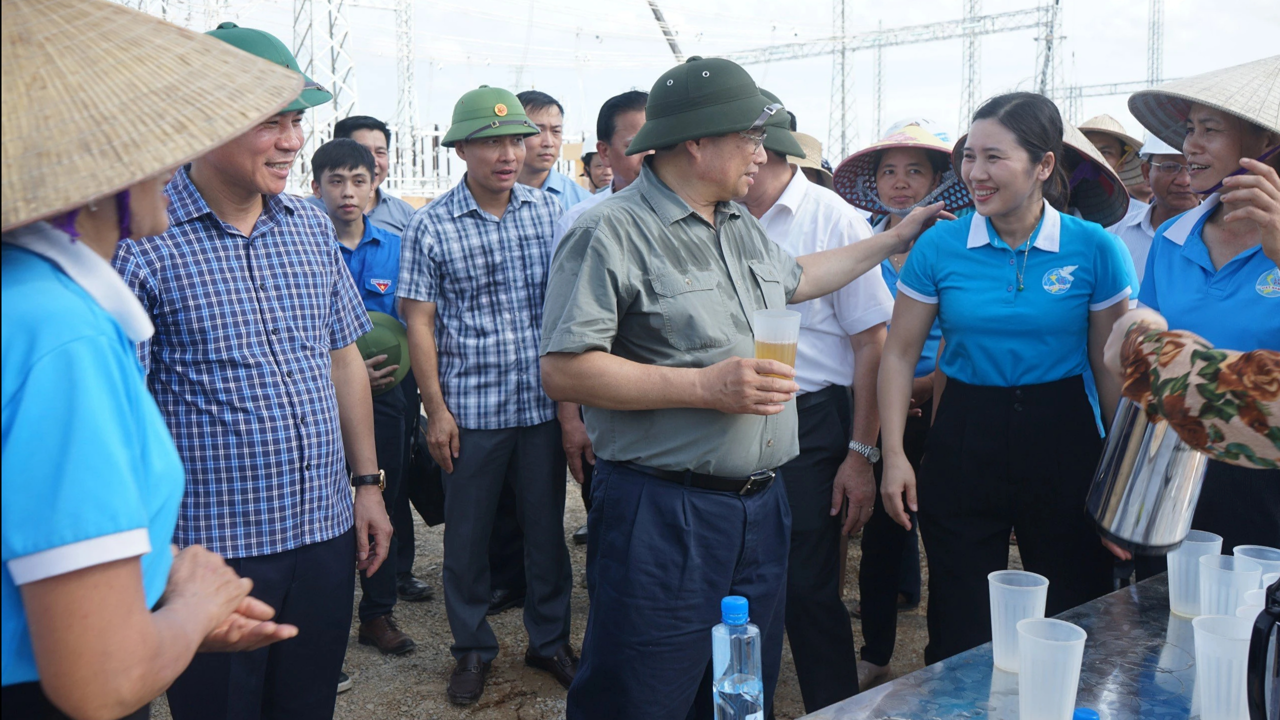 Thủ tướng tuyên dương công nhân và thanh niên tham gia xây dựng đường dây 500 kV- Ảnh 3.