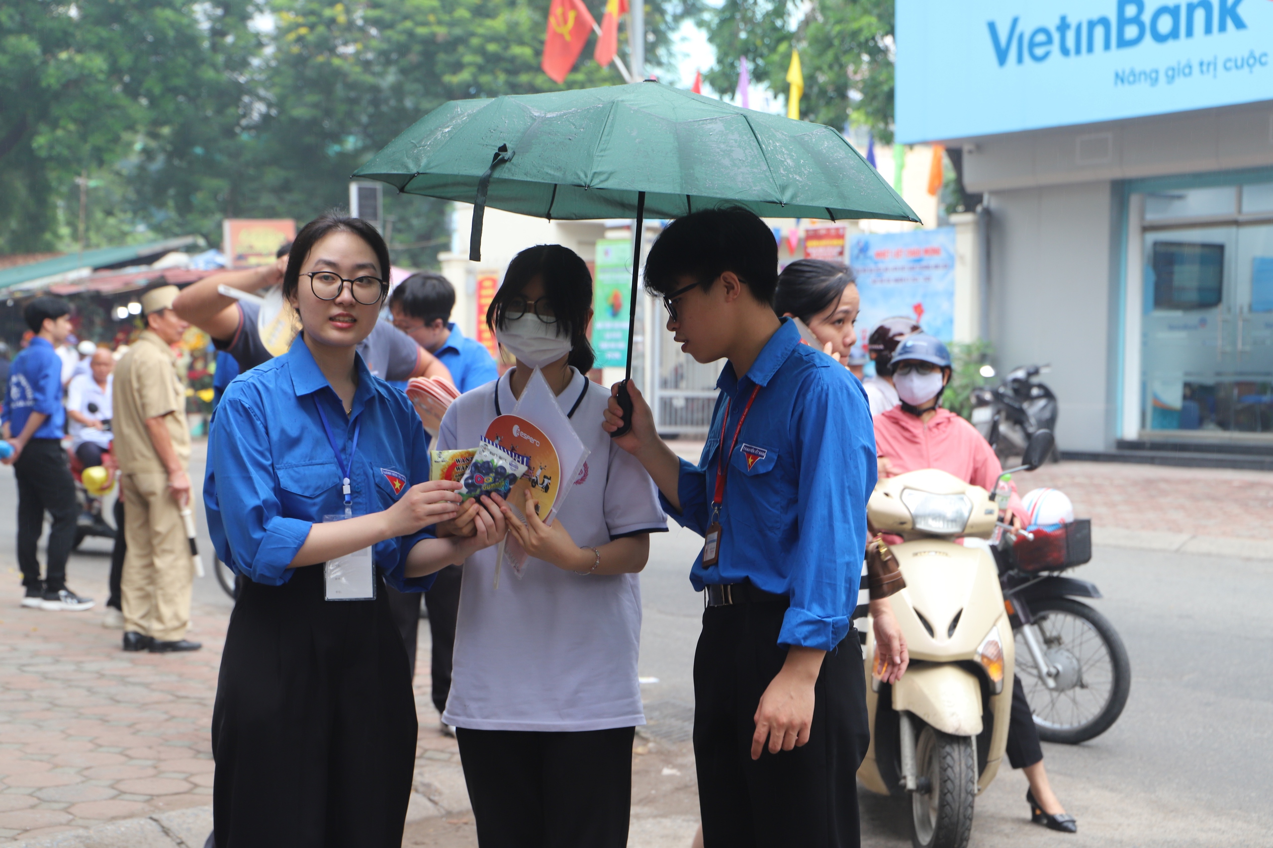 Thi vào 10 Hà Nội: Thí sinh được “chăm sóc” nhiệt tình từ các tình nguyện viên- Ảnh 3.