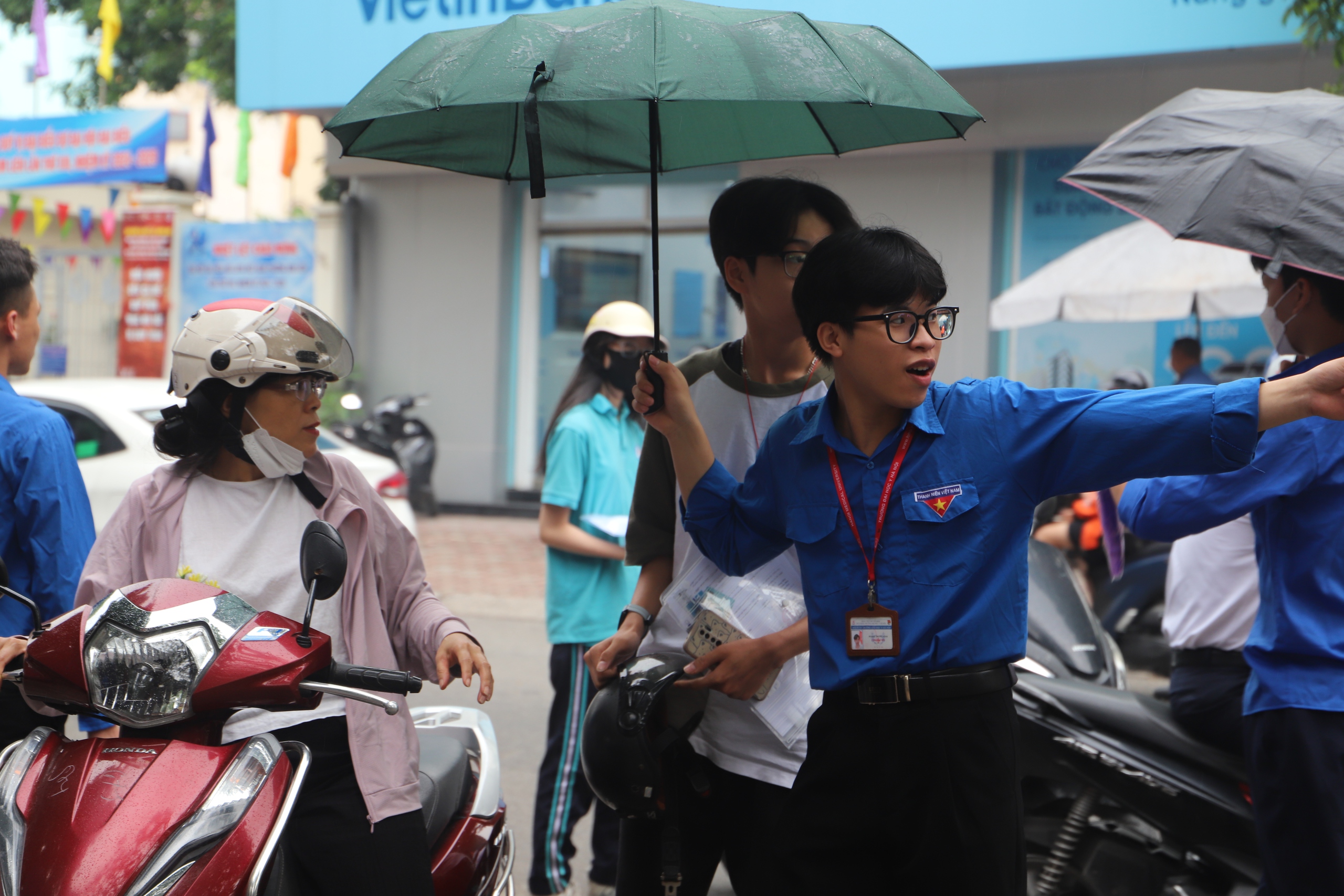 Thi vào 10 Hà Nội: Thí sinh được “chăm sóc” nhiệt tình từ các tình nguyện viên- Ảnh 6.