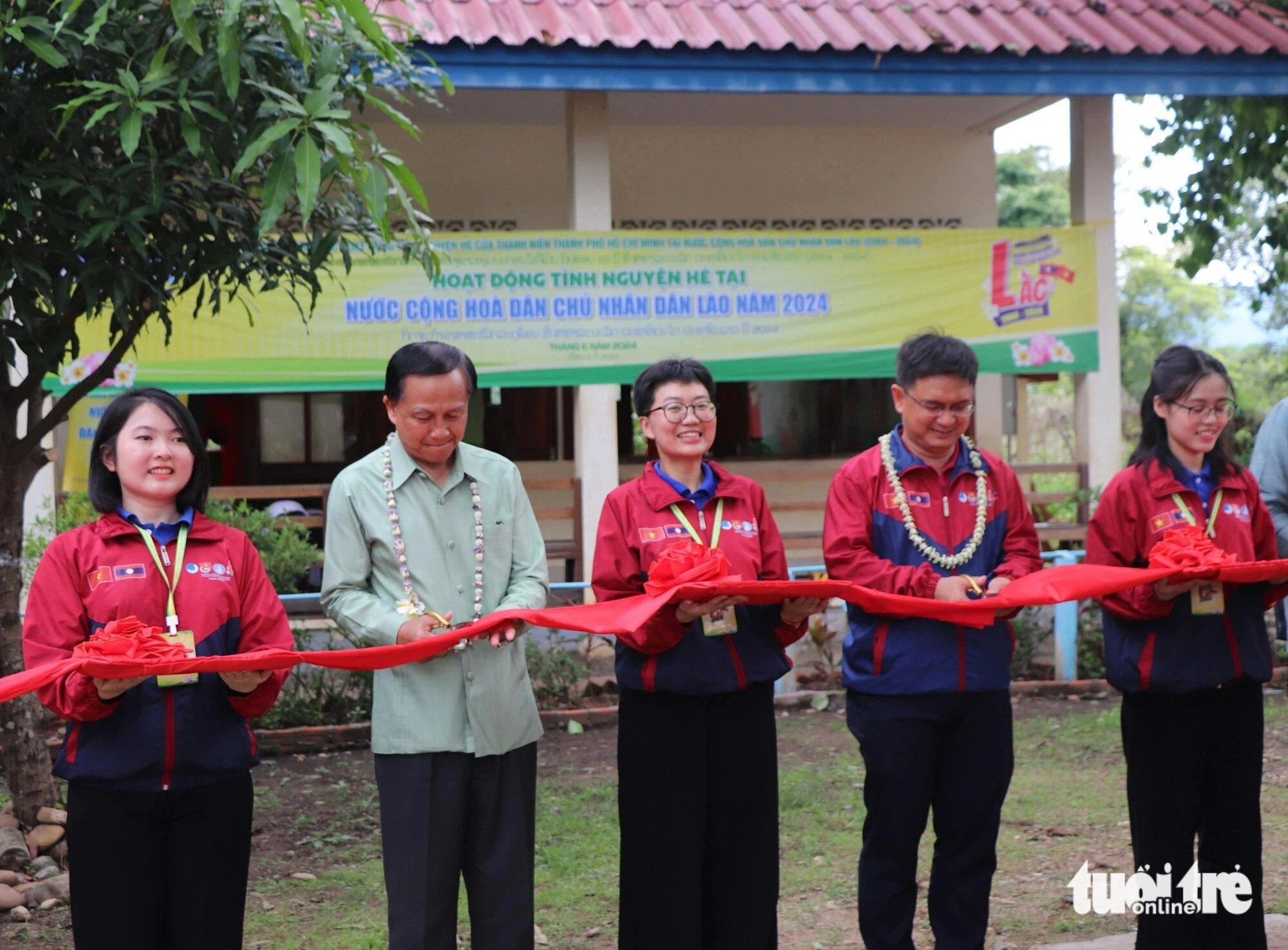 Cắt băng khánh thành công trình sơn vẽ phòng học và sân chơi trong nhà dành cho thiếu nhi tại Trường tiểu học Kilomet số 3 - Ảnh: DIỆU QUÍ