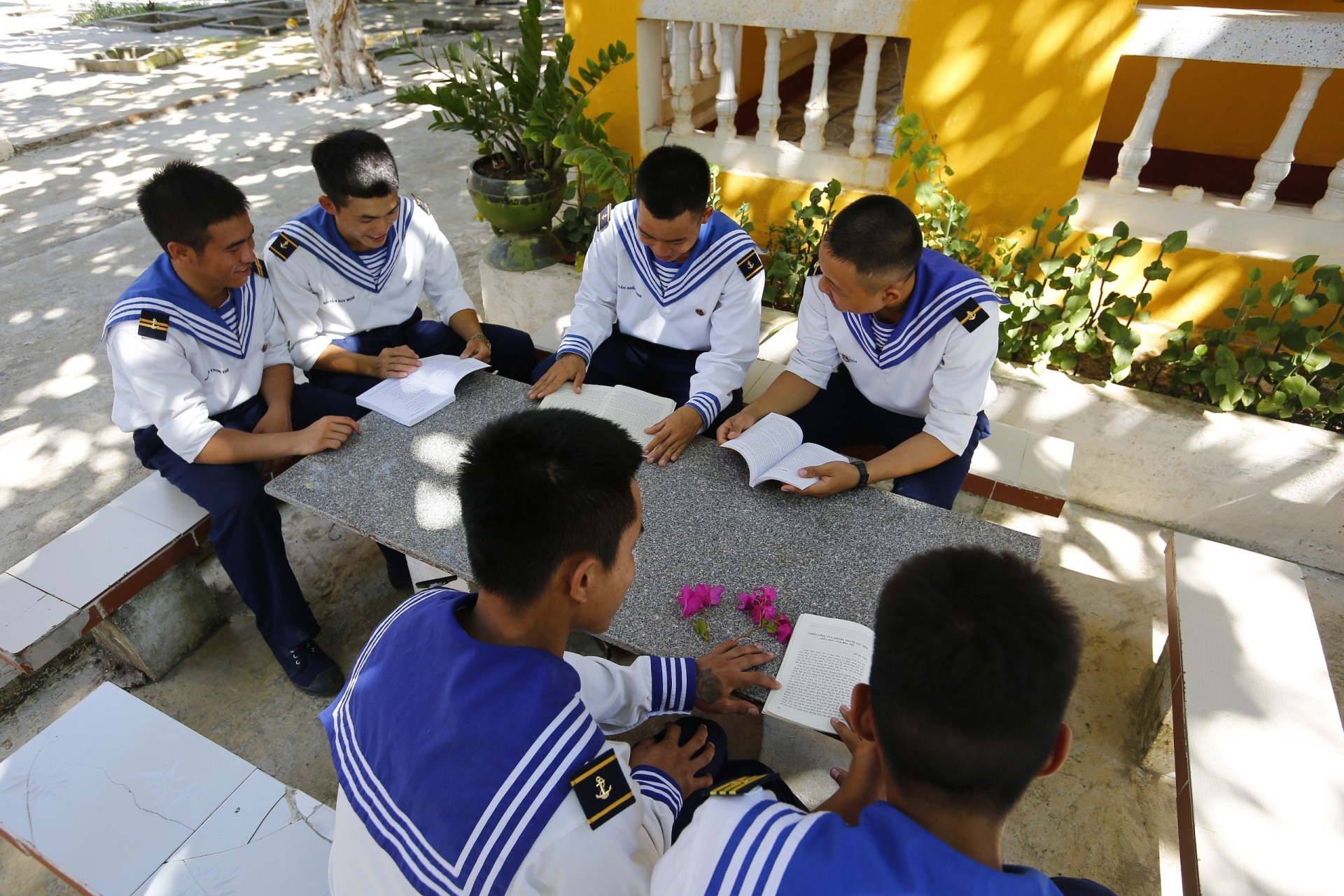 nha bao nguyen hong sang  bao quan doi nhan dan ngam hoa lan no giua truong sa hinh 2