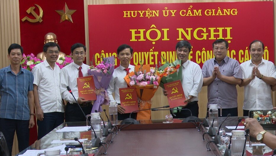 Lãnh đạo Huyện ủy trao quyết định điều động, bổ nhiệm cán bộ. Ảnh: Cổng TTĐT Cẩm Giàng 