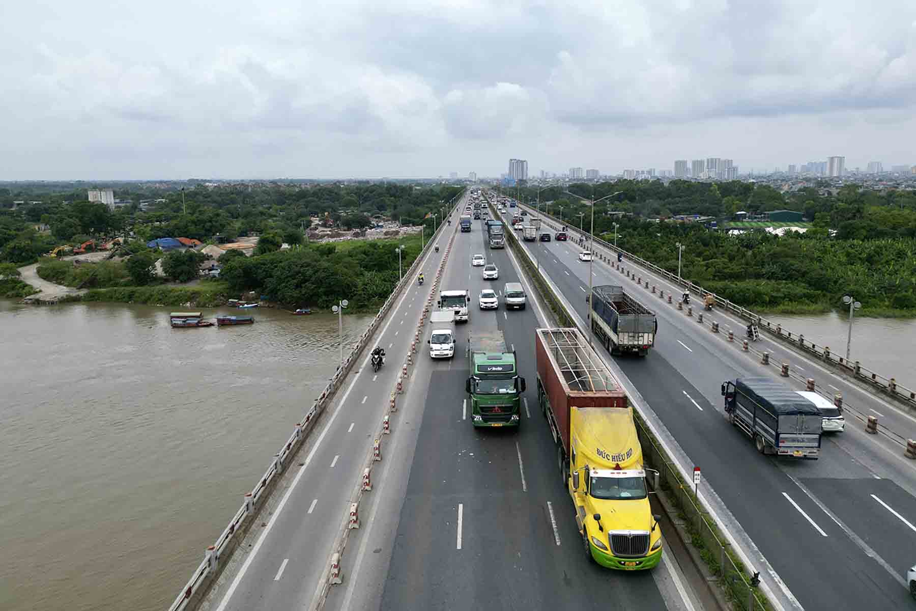 Ngành giao thông Hà Nội đã thực hiện nhiều giải pháp như thu hẹp dải phân cách để chia làn ôtô thành ba làn, xe con, xe khách, xe tải; làn trong cùng chỉ dành cho xe máy; điều chỉnh tốc độ từ 80 xuống 60 km/h nhưng tình hình ùn tắc, tai nạn giao thông trên cầu Thanh Trì vẫn chưa được cải thiện đáng kể. Ảnh: Sóng Hữu