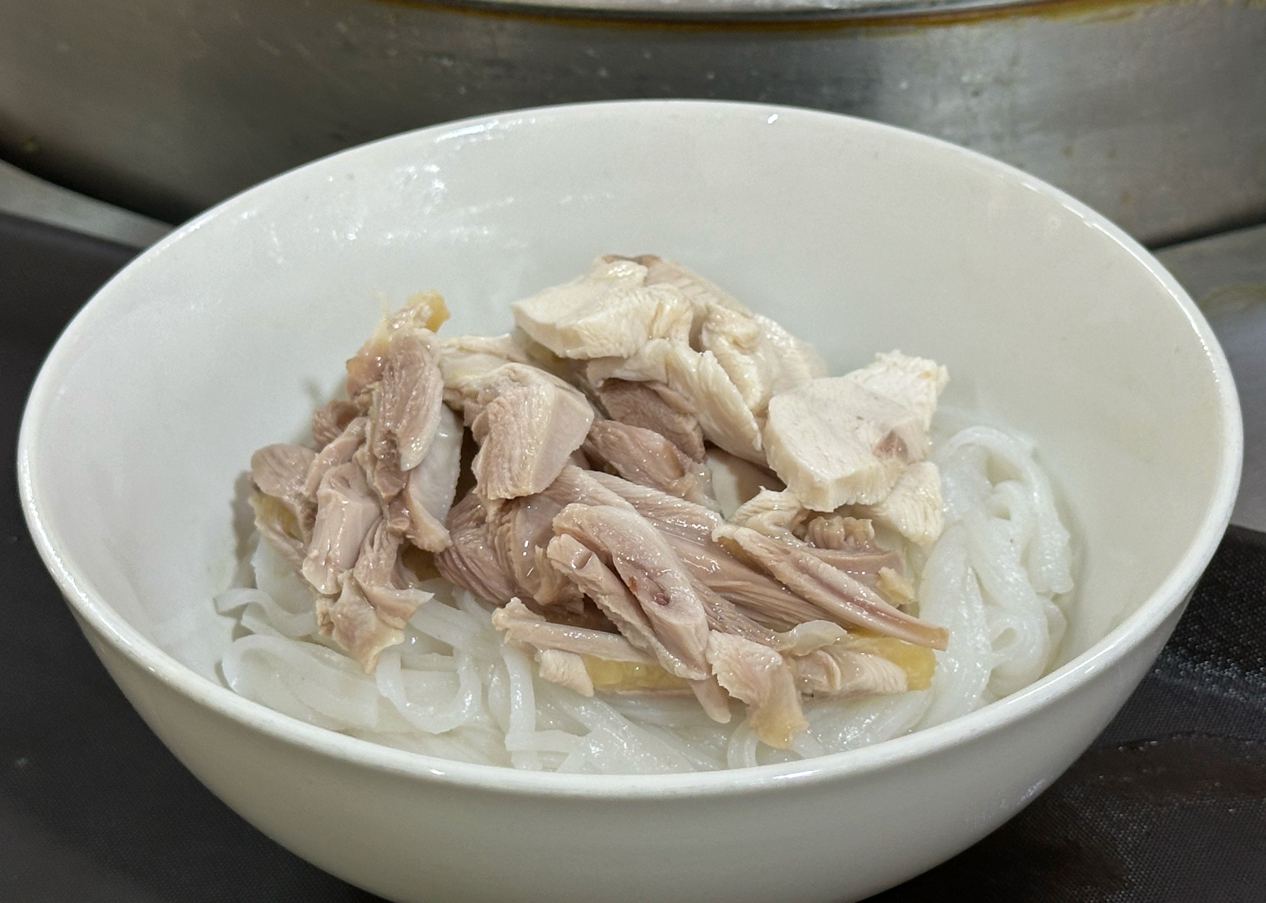 Quán 'phở Michelin' ở TP.HCM mở từ năm 1958: Chuyện chủ quán đứng quầy từ sáng tới tối- Ảnh 3.