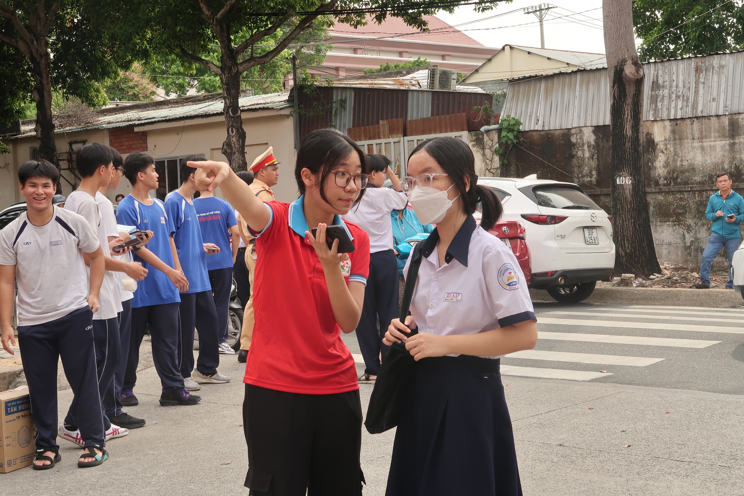 Kỳ thi lớp 10 THPT công lập TPHCM: Phụ huynh “vào mùa” đứng đợi ở cổng- Ảnh 3.