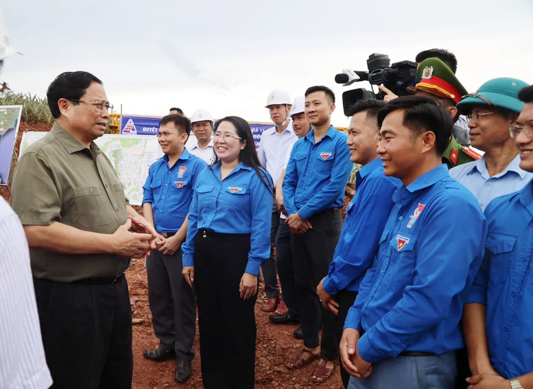 Thi đua nước rút hoàn thành đường dây 500 kV mạch 3 đúng tiến độ- Ảnh 2.