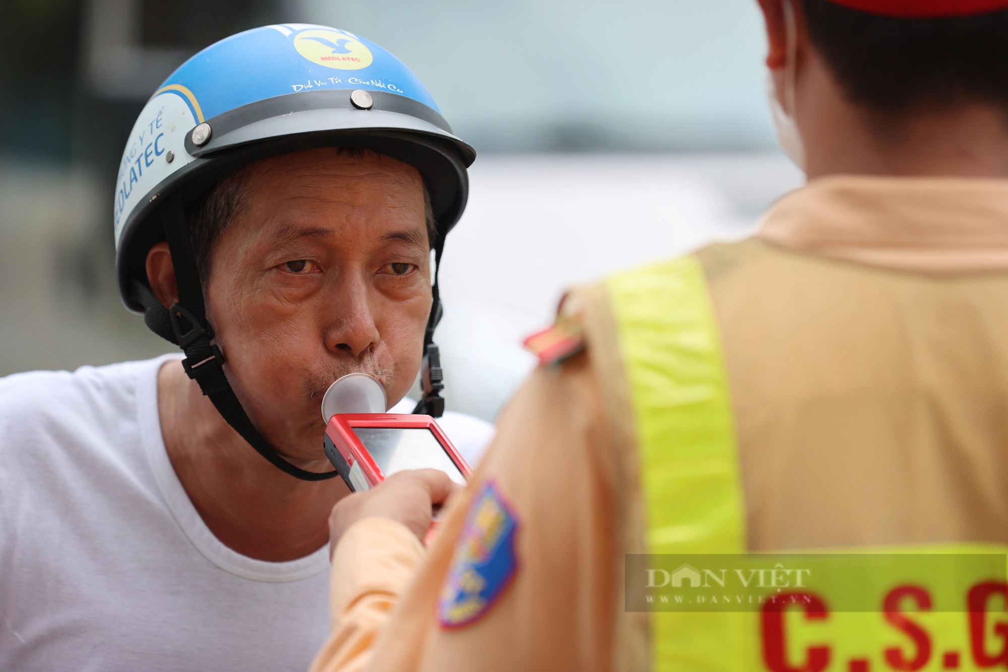 ប៉ូលីសបានផាកពិន័យជាច្រើនករណីនៃការរំលោភបំពានការប្រមូលផ្តុំជាតិអាល់កុលនៅជាយក្រុងហាណូយ - រូបថត ៤. Công an xử phạt nhiều trường hợp vi phạm nồng độ cồn ở ngoại thành Hà Nội- Ảnh 4.