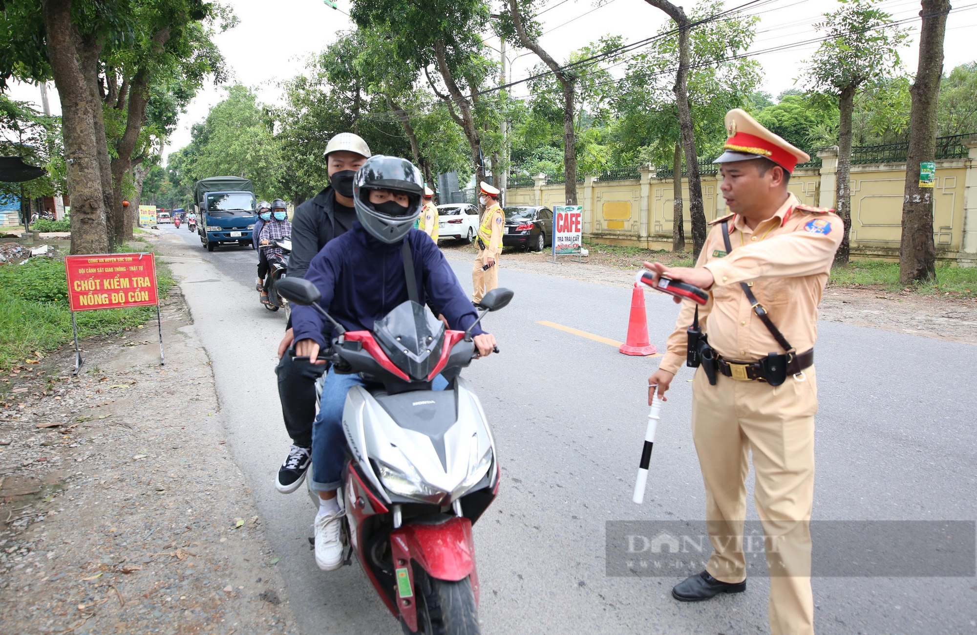 ប៉ូលីសបានផាកពិន័យជាច្រើនករណីនៃការរំលោភបំពានការប្រមូលផ្តុំជាតិអាល់កុលនៅជាយក្រុងហាណូយ - រូបថត ៧. Công an xử phạt nhiều trường hợp vi phạm nồng độ cồn ở ngoại thành Hà Nội- Ảnh 7.