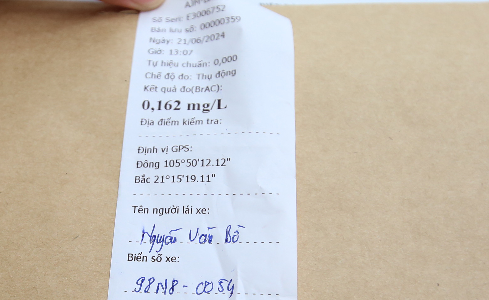 ប៉ូលីសបានផាកពិន័យជាច្រើនករណីនៃការរំលោភបំពានការប្រមូលផ្តុំជាតិអាល់កុលនៅជាយក្រុងហាណូយ - រូបថត ៩. Công an xử phạt nhiều trường hợp vi phạm nồng độ cồn ở ngoại thành Hà Nội- Ảnh 9.