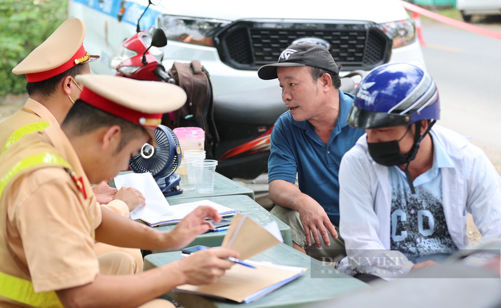 ប៉ូលីសបានផាកពិន័យជាច្រើនករណីនៃការរំលោភបំពានការប្រមូលផ្តុំជាតិអាល់កុលនៅជាយក្រុងហាណូយ - រូបថត ១០. Công an xử phạt nhiều trường hợp vi phạm nồng độ cồn ở ngoại thành Hà Nội- Ảnh 10.