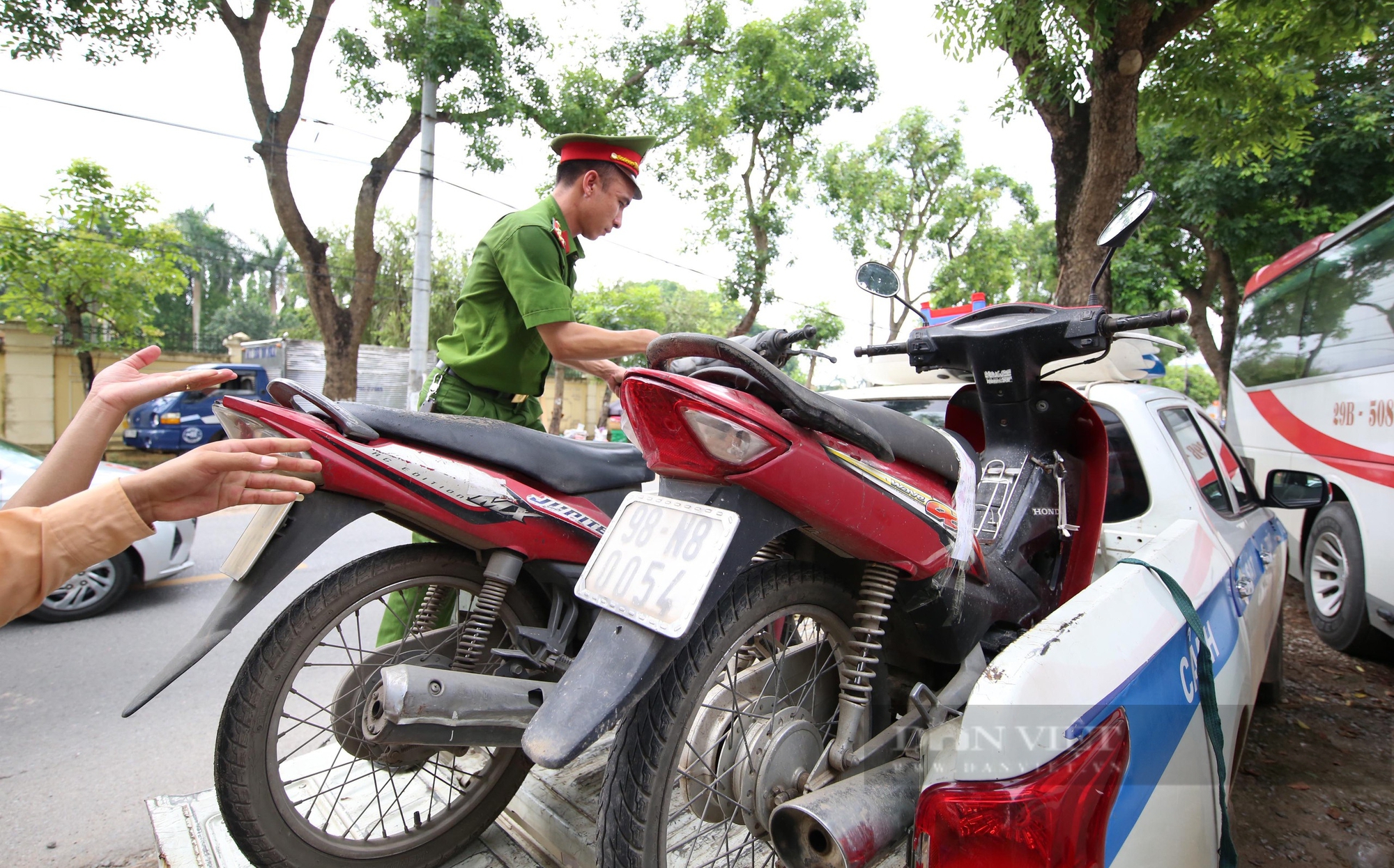 ប៉ូលីសបានផាកពិន័យជាច្រើនករណីនៃការរំលោភបំពានការប្រមូលផ្តុំជាតិអាល់កុលនៅជាយក្រុងហាណូយ - រូបថត 12 ។ Công an xử phạt nhiều trường hợp vi phạm nồng độ cồn ở ngoại thành Hà Nội- Ảnh 12.