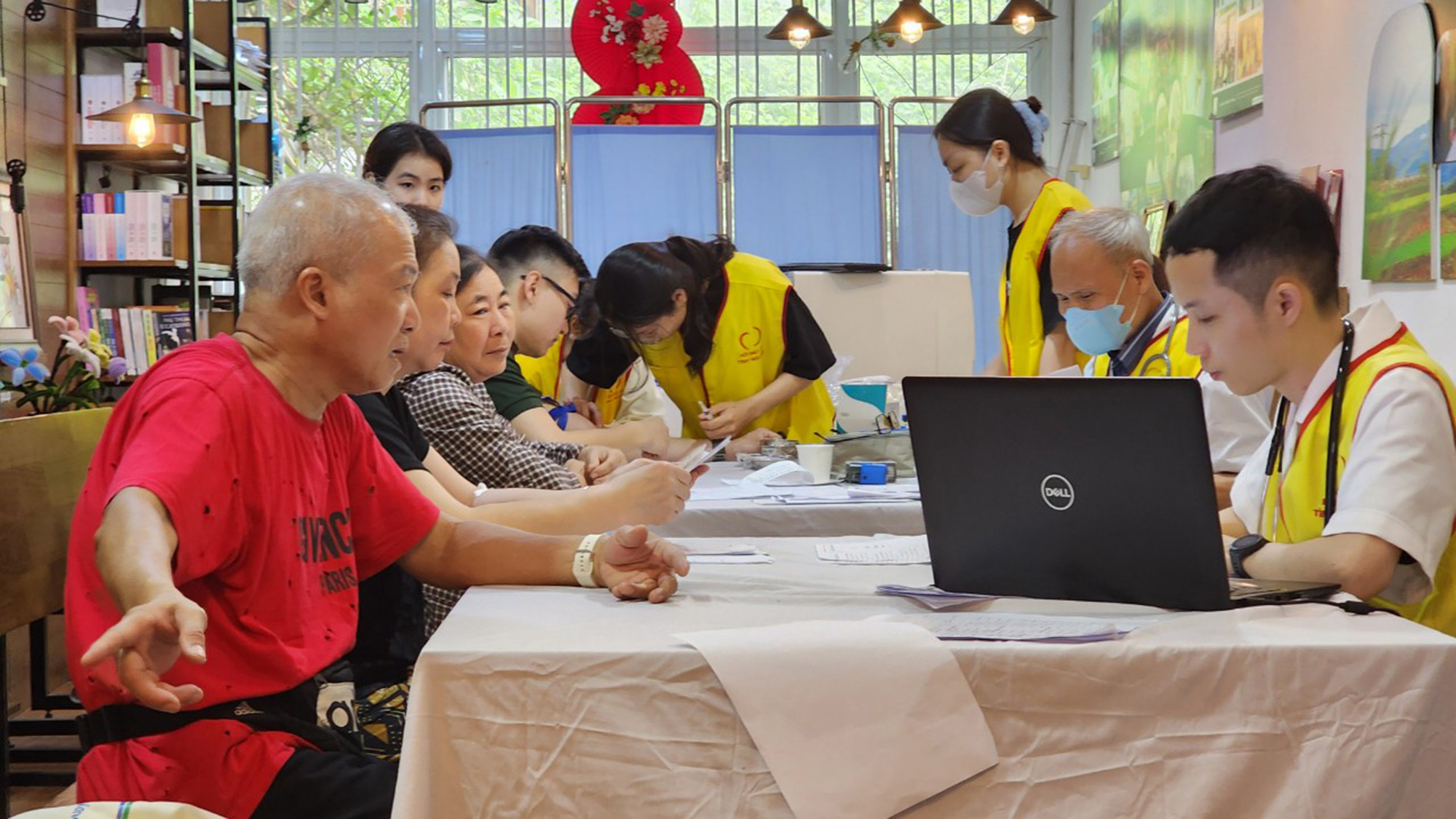 Phòng khám 0 đồng trong quán cà phê ở Hà Nội- Ảnh 2.