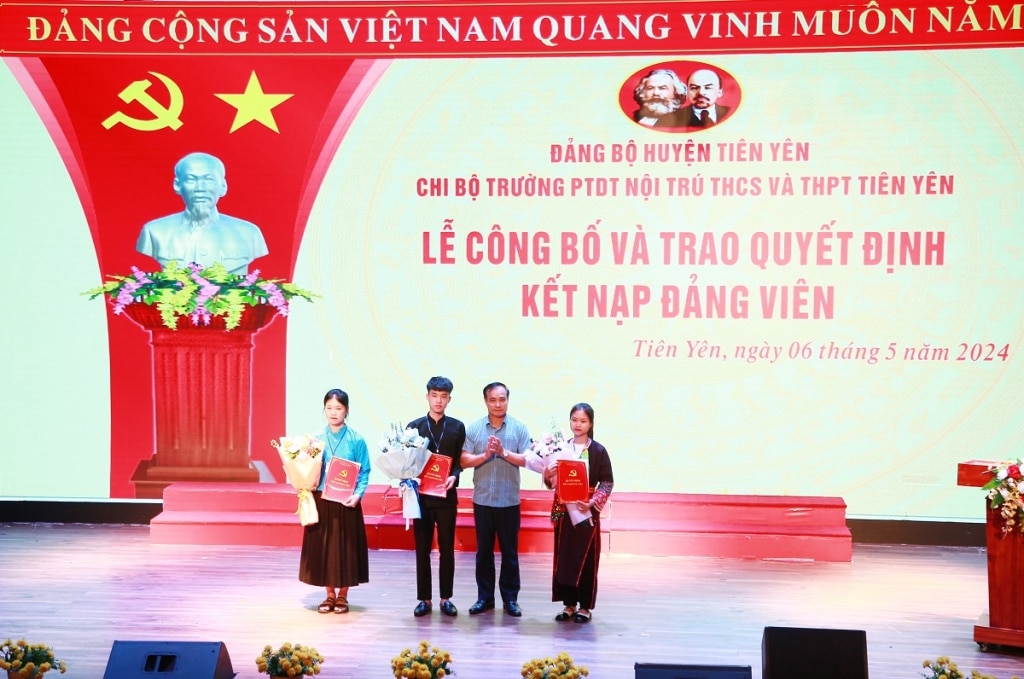 3 học sinh ưu tú người DTTS đầu tiên được kết nạp Đảng khi còn ngồi trên ghế nhà trường thuộc Đảng bộ huyện Tiên Yên