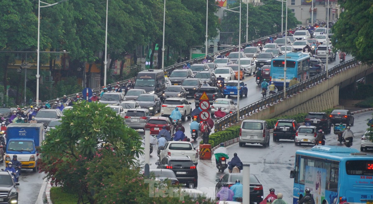 Người Hà Nội chật vật đi làm trong cơn mưa nặng hạt ảnh 2