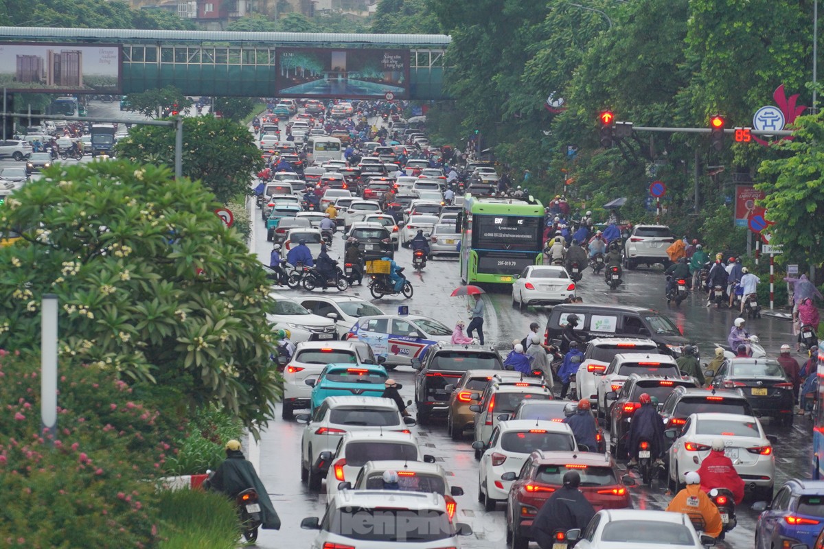 Người Hà Nội chật vật đi làm trong cơn mưa nặng hạt ảnh 3