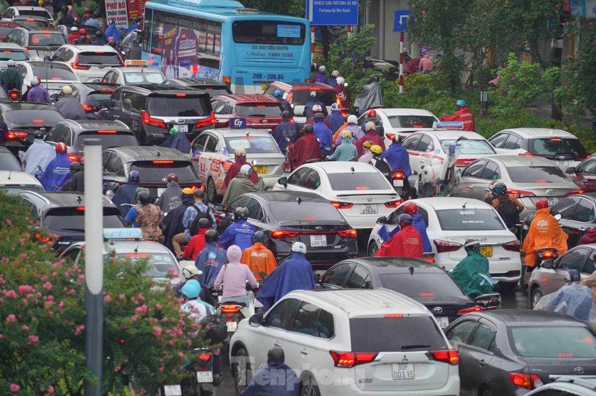 Người Hà Nội chật vật đi làm trong cơn mưa nặng hạt ảnh 4